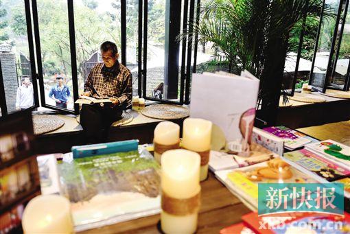 ■昨日,一位老人在“至圣书院”阅读。    新华社发