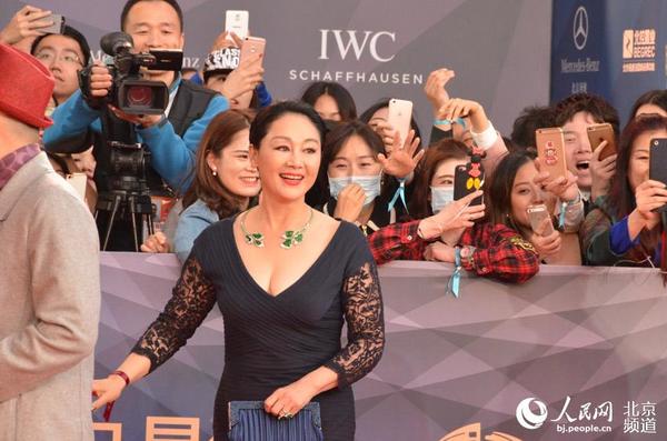 王姬亮相红毯。人民网尹星云 摄