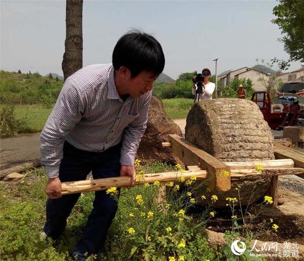 请来木匠给老石辗新配了木推手后,一时兴起的姚金元自己动手推起了石辗。
