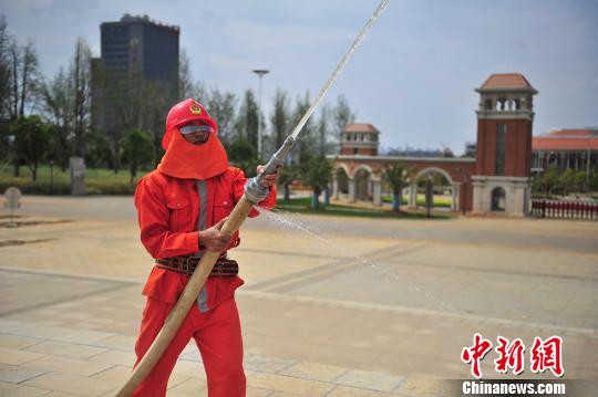 图为云南大学微型消防站队员正在进行消防训练 刘冉阳 摄