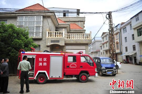 图为昆明市呈贡区回回营社区的微型消防车 刘冉阳 摄