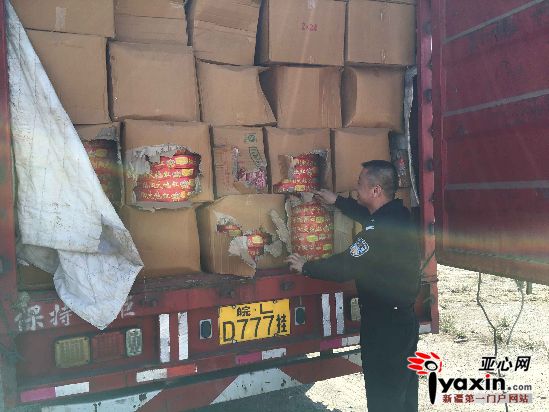 交警支队石河子大队民警查获偷运鞭炮的货车