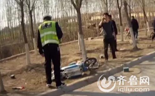 通过现场的比对核实,警方确定,肇事者开一辆大众迈腾。(视频截图)