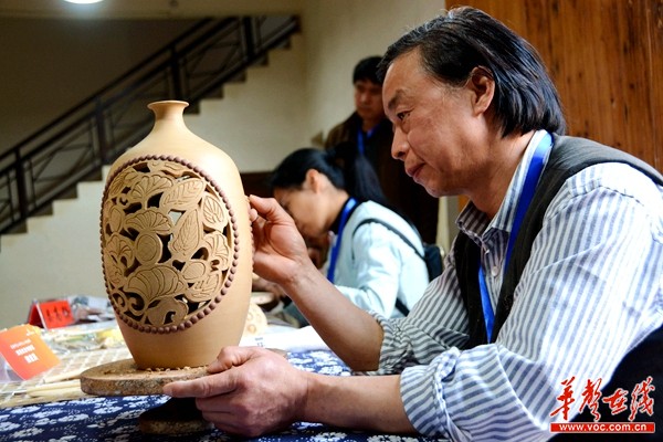 陶艺大师周世洪创作的“双面镂空花瓶”陶艺作品。记者 龙腾 摄