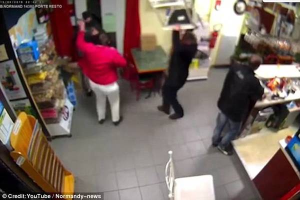 神勇!法国大妈怀抱小孩 徒手怒揍持枪歹徒(组图)