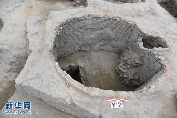 图为发掘出的窑室(资料图片)。 新华社发