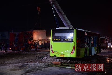 4月20日下午,一辆渣土车拦腰撞上一辆公交车,造成多人死伤。新京报记者 吴江 摄