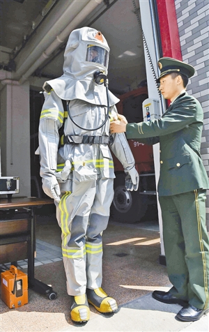 多功能消防服亮相|爆燃|消防服