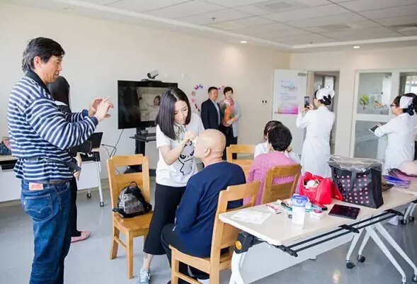 工作人员为患者装扮中