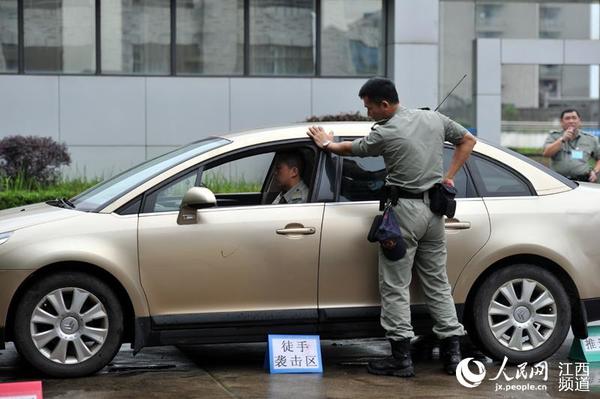 江西省警察学校的训练场上,来自香港的警察面对面教授江西警察绝技。
