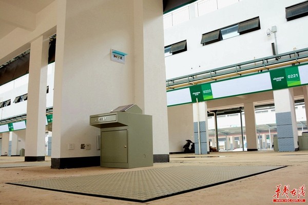 每一个商铺配备一部电子结算一体机。记者 龙腾 摄