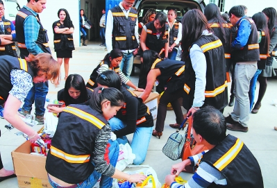 18日，在厄瓜多尔首都基多，基多金融平台项目中厄员工向灾区募捐赈灾款。基多金融平台项目是中工国际在基多的建设项目。