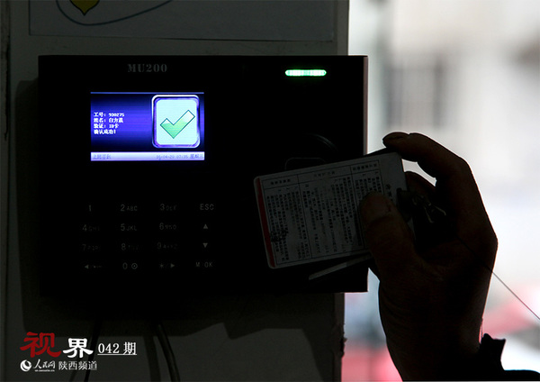 白方晨，1989年出生的西安小伙，是西安新城区光辉巷一家快递点的快递员，至今已有两年。尽管规定是早上八点上班，但白方晨七点半就来到单位，打卡上班。