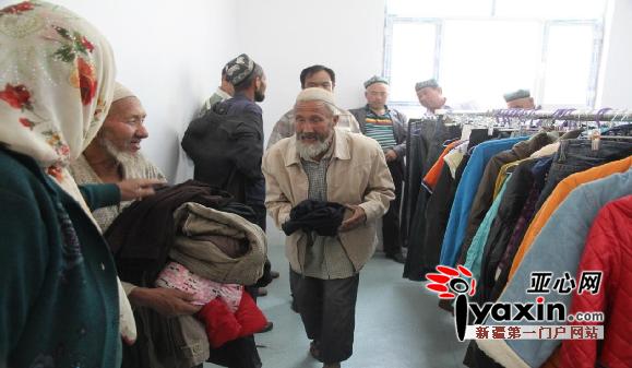 群众在爱心超市领取衣物。