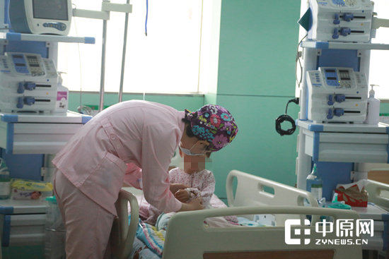 吴志伟在护理病儿