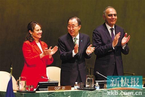 ■联合国秘书长潘基文(中)与法国生态、可持续发展和能源部部长罗雅尔(左)及摩洛哥外长迈祖阿尔庆祝《巴黎协定》高级别签署仪式闭幕。新华社发