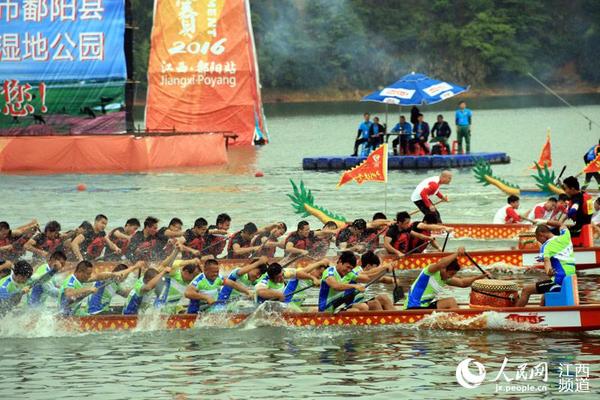 来自全国各地的36支龙舟队在鄱阳湖上一决高下。