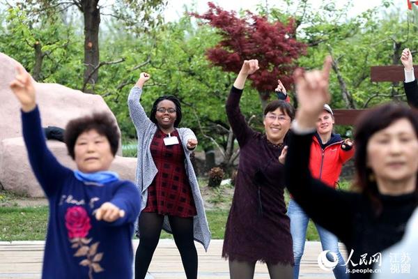 大丰区大中镇恒北村以万亩梨花闻名。村民正在广场上跳着广场舞,外籍友人情不自禁地挥舞手臂扭动腰胯,加入了跳舞的行列。