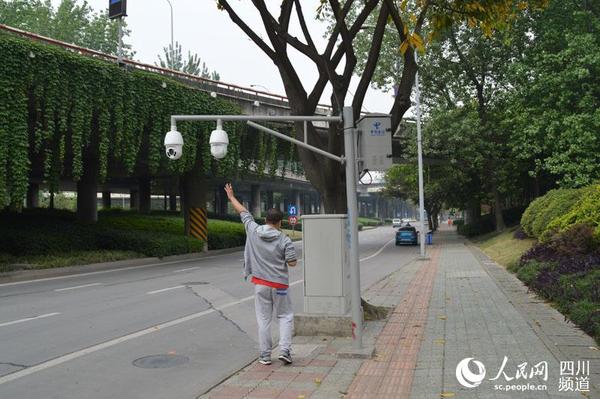 位于天府立交底层东北方的监控探头,市民向记者演示,虽然不能直接够到探头,但只要借助物体便可轻易遮挡,存在安全隐患。王波 摄