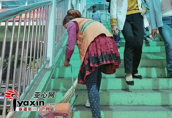 4月22日，天桥东侧，一名环卫工正在清扫垃圾，台阶干干净净。实习生 孙圆圆  亚心网记者 吴佩涵 摄