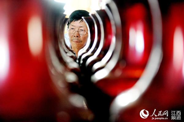 李波生在检查新制漆器胎坯的质量。