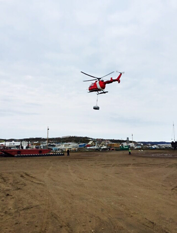 加拿大海岸警卫队直升机装卸汽油桶