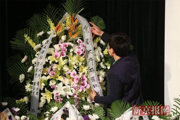 工作人员整理花圈。