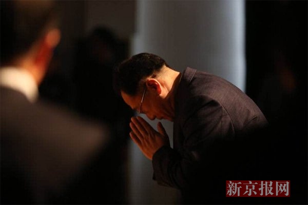 前来吊唁的各界人士。