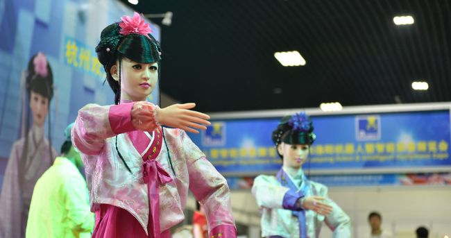 洛阳现“白蛇传”唯美伴舞机器人