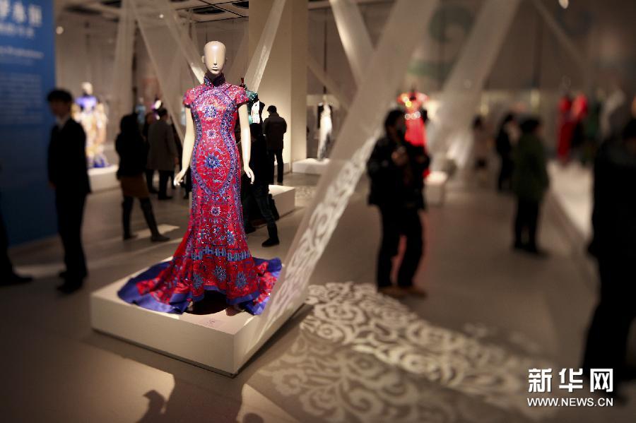 （文化）（1）“华妆风姿——中国百年旗袍展”在京开幕