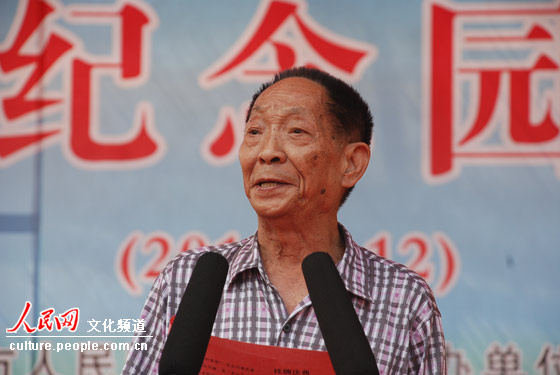 80岁高龄的袁隆平院士对安江农校纪念园挂牌成为国家重点文物保护单位异常开心。（记者文松辉摄影报道）