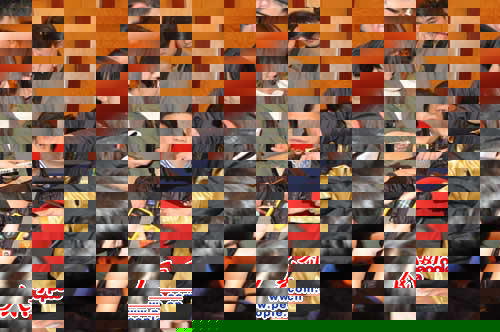 3月8日下午政协无党派小组讨论结束后崔永元被记者们“围住”采访。人民网记者耿宽谋摄