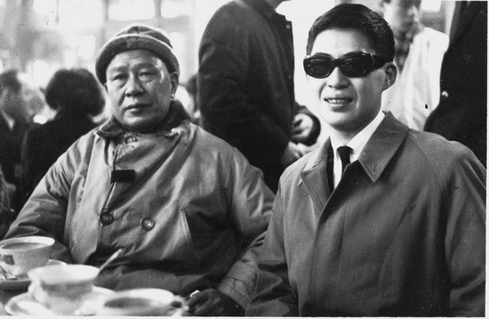 1963年1月，白先勇（右）与父亲在台北松山机场留影。