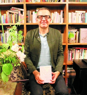 　　自称“精英主义者”的丹齐格在上海2666图书馆，他手中拿着中文版的《为什么读书》，这是他的作品第一次在中国出版。btr 图