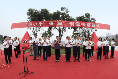 “邓小平铜像、张澜铜像”在小平同志的母校四川省广安市广安中学隆重举行揭幕式（中新社记者王保胜 摄）