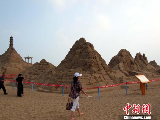 海阳市拥有万米金沙滩，经常举办沙雕展。（资料片）　蔡红文　摄