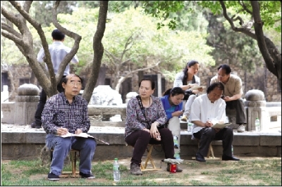 西安美术学院副院长郭北平（左一）在泰安岱庙写生
