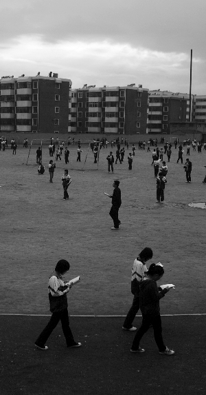 　　《中国门》剧照，甘肃省会宁县一所高中里，晚饭后的学生在操场上背书。