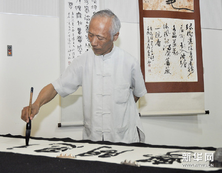 7月19日，杜忠诰教授在台湾私立明道大学书法博士班成立记者会上挥毫。 新华网图片