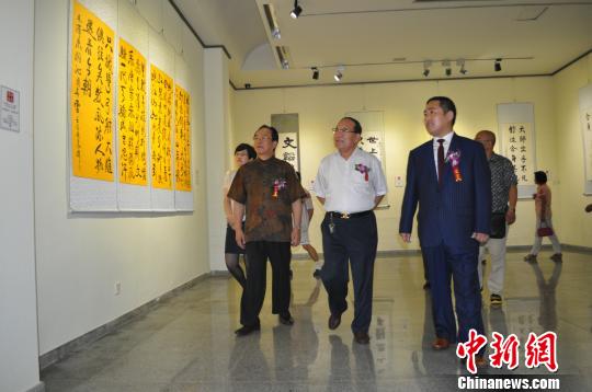 图为八一书画院院长袁伟（左一）等参观展览。　李想　摄