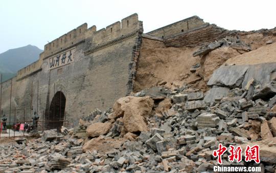 图为大境门西段长城坍塌现场　谭地　摄