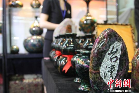 蕴藏于台湾花莲中央山脉的七彩玉石亮相沈阳奢侈品展。　宫旭　摄