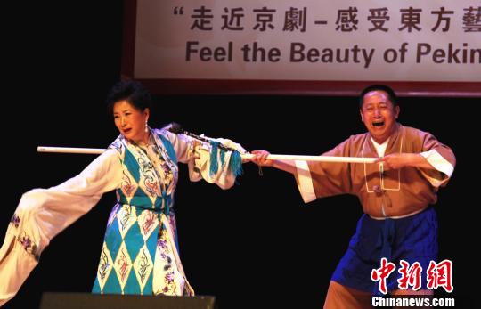 京剧艺术大师唐禾香、吕昆山正在表演《秋江》选段。