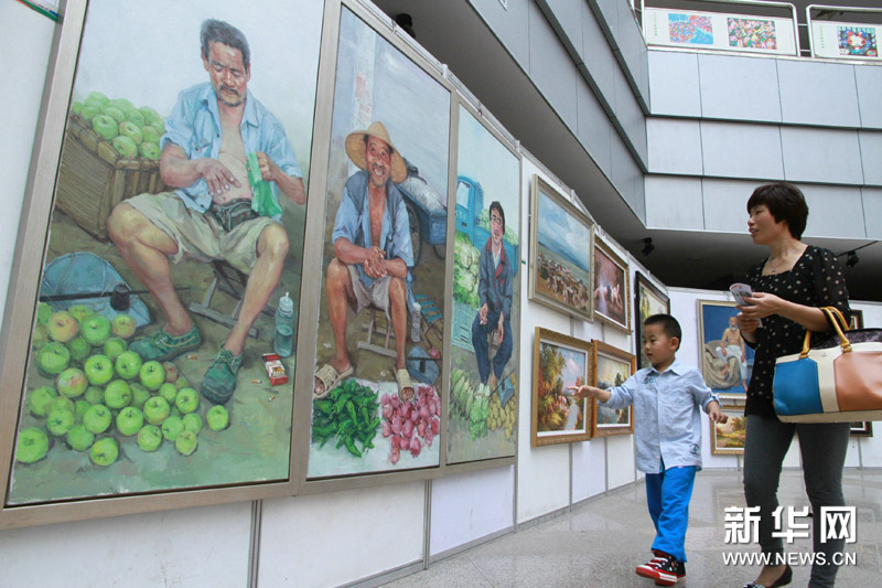 9月22日，参观者在山东省日照市博物馆观看展出作品。