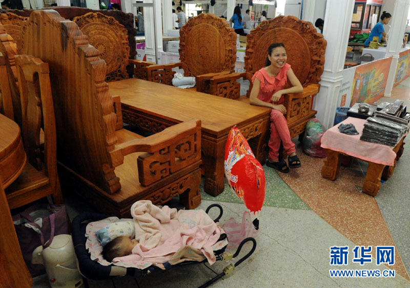 11月3日，在老挝首都万象，一名参展商展示老挝传统家具。