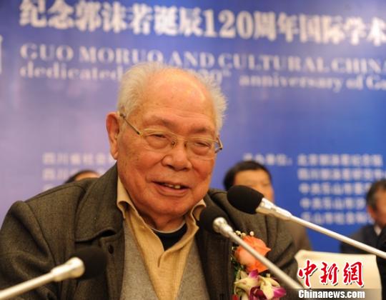 97岁高龄作家马识途出席纪念郭沫若诞辰120周年国际学术研讨会　刘忠俊　摄
