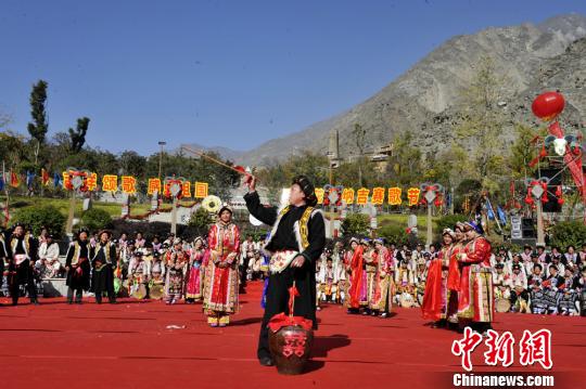 四川理县《吉祥颂歌感恩祖国》第六届羌年花儿纳吉赛歌节现场。　安源　摄