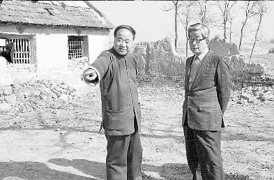 大江健三郎来到莫言老家,听莫言讲他的“高密东北乡”。
