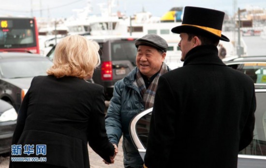 　　12月6日，在瑞典首都斯德哥尔摩，中国作家莫言（中）抵达下榻的饭店。新华社记者刘一楠摄…