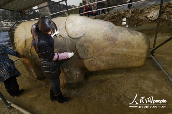　　2013年1月9日，四川省成都市，与石兽同时出土的瓦当等文物。
